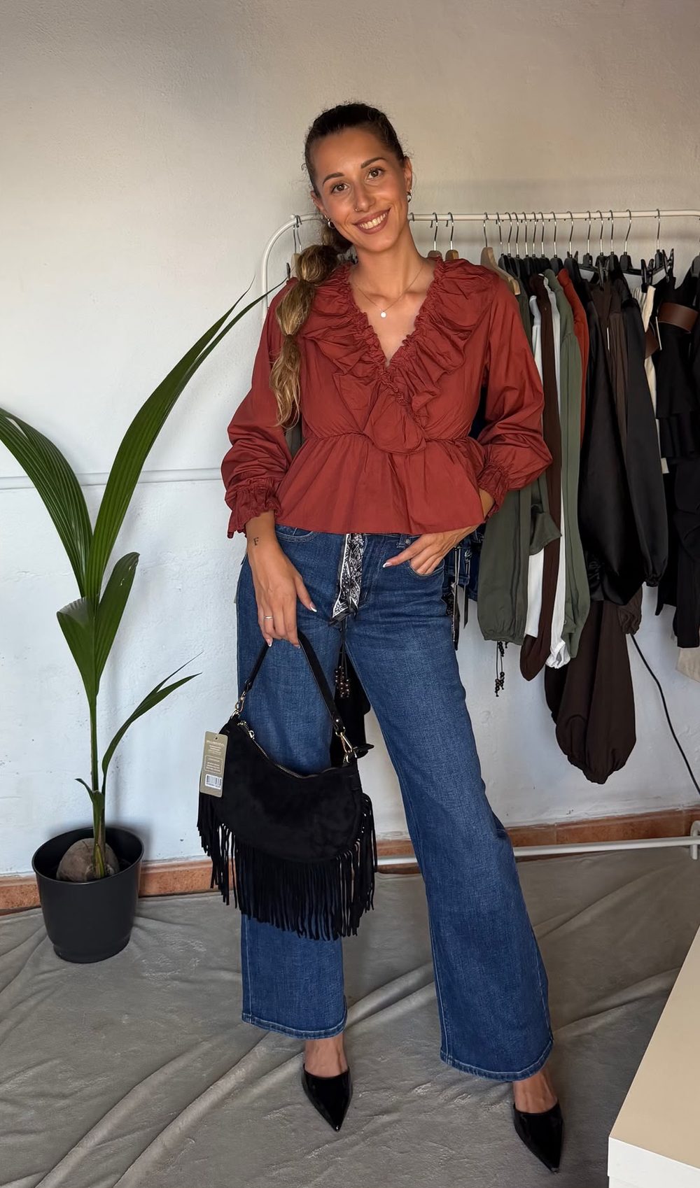 Conjunto Morea: blusa de volantes teja, vaquero wide leg y bolso de flecos negro
